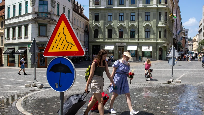 Fotografija: V Ljubljani bi danes lahko namerili do 37 stopinj Celzija. Toplotna obremenitev je velika. FOTO: Voranc Vogel