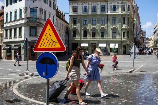 V Ljubljani bi danes lahko namerili do 37 stopinj Celzija. Toplotna obremenitev je velika. FOTO: Voranc Vogel