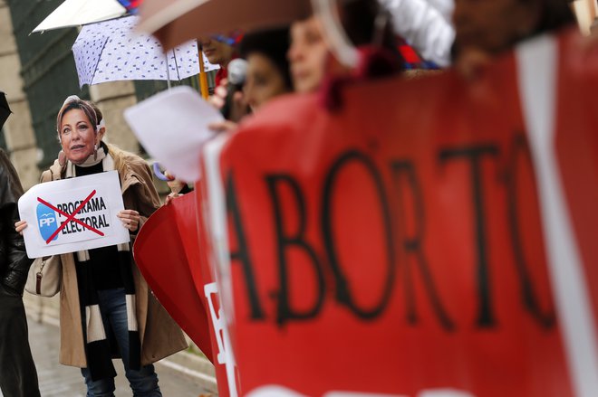 V svetu zaradi posledic zapletov pri nezakonitem splavu vsakih 15 minut umre ena ženska. FOTO: Cesar Manso/AFP