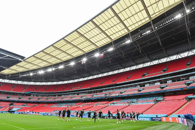 Na Wembleyju se bo trlo 60.000 gledalcev. FOTO: Justin Tallis/AFP