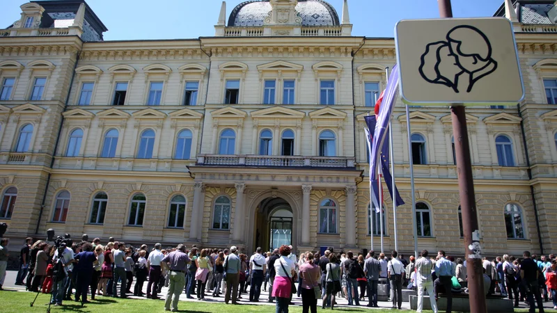 Fotografija: Mariborska univerza v letu 2012, v času protesta. FOTO: Tadej Regent