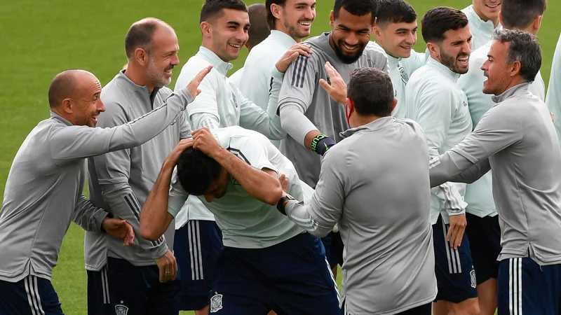Fotografija: Kljub nezavidljivem položaju Španci odločilni dvoboj s Slovaki pričakujejo odlično razpoloženi. FOTO: Pierre-philippe Marcou/AFP