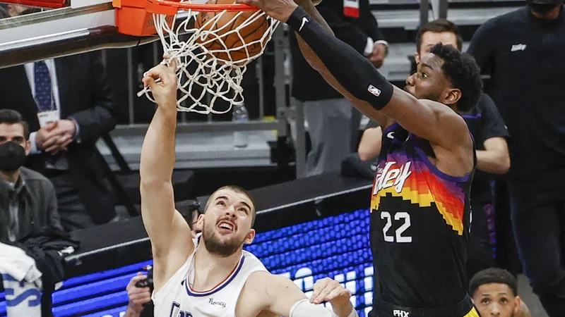 Fotografija: Deandre Ayton je bil veliki junak Phoenixa in je z zabijanjem mimo Hrvata Ivice Zubaca v zadnji sekundi prinesel drugo zmago. FOTO:Christian Petersen/AFP