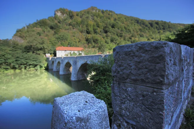 Most čez Savinjo v Zidanem Mostu: z novo prometnico G2 se na odseku Hrastnik - Zidani Most obetajo štirje novi mostovi, eden tudi prek Savinje. FOTO: Jože Suhadolnik/Delo