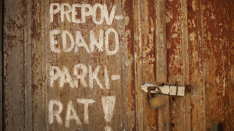 Fotografija: Napis z ene od piranskih ulic. FOTO: Jure Eržen/Delo