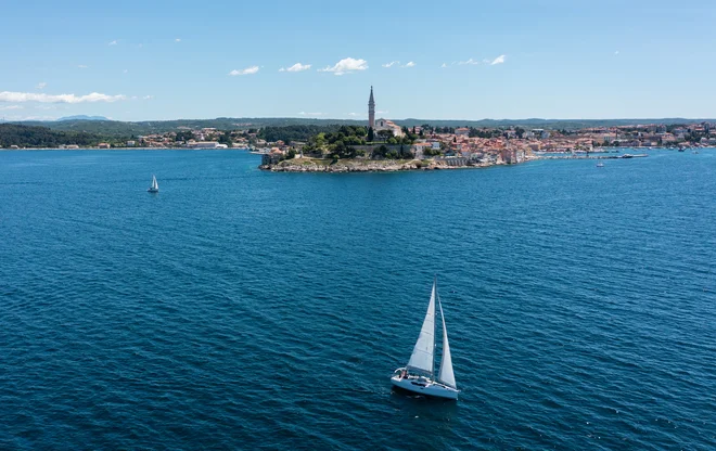 Med turističnimi kraji je bilo največ prenočitev v Rovinju (85.000), Poreču (54.000) ter na otoku Vir (47.000) v zadrski županiji. FOTO: Antonio Bronic/Reuters