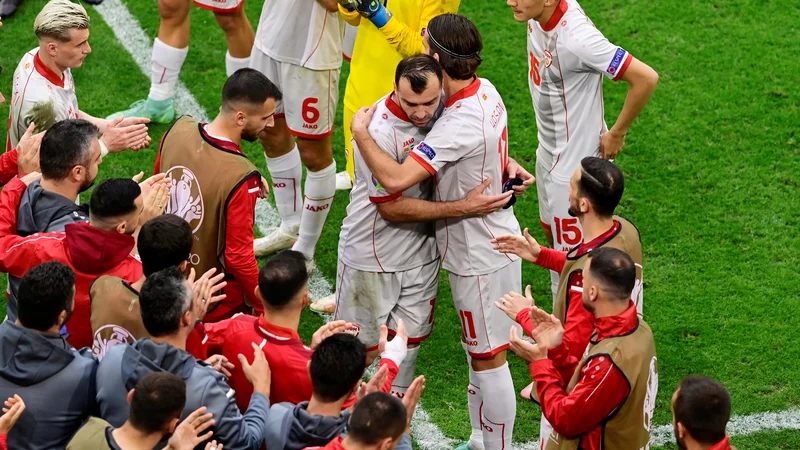 Fotografija: Na zadnji tekmi EP v Amsterdamu je igrišče zapustil ob ovacijah kolegov na zalenici in navijačev na tribunah. Foto Olaf Kraak/Reuters