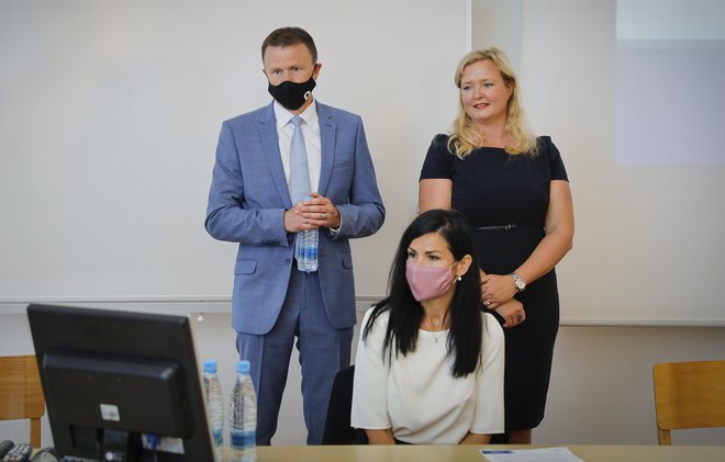 Yuri Sidorovich, Vasilka Sancin (zadaj) in Sandra Damijan so opozorili na porast prevar v Sloveniji. FOTO: Jože Suhadolnik/Delo