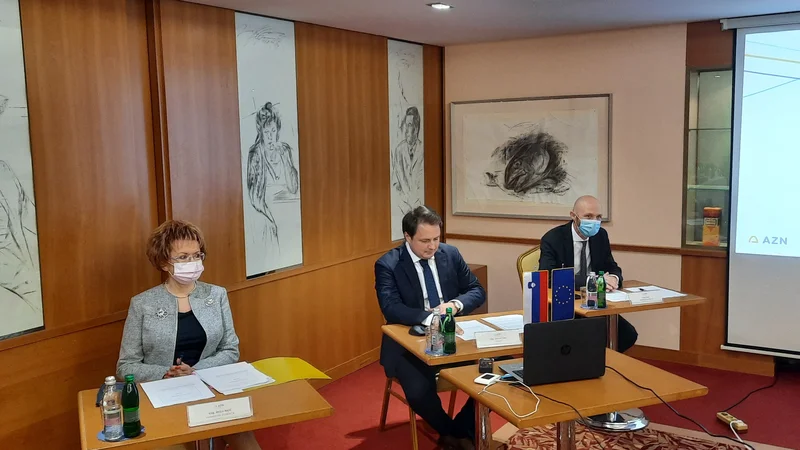 Fotografija: Slovenske zavarovalnice so v dobri kondiciji. Na fotografiji Mojca Majič, namestnica direktorja, Gorazd Čibej, direktor, in Niko Erker, namestnik direktorja. FOTO: Janez Tomažič