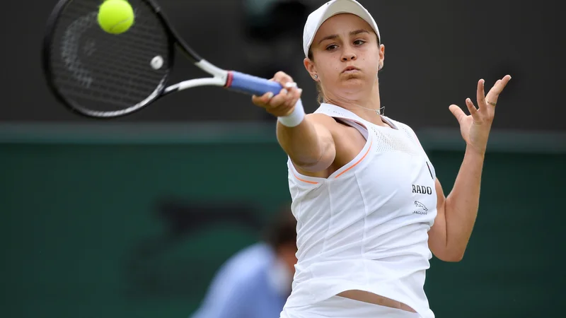 Fotografija: Ashleigh Barty (na fotografiji med nastopom leta 2019) se v All England Lawn Tennis & Croquet Club v Wimbledonu vrača kot prva nosilka. FOTO: Toby Melville/Reuters