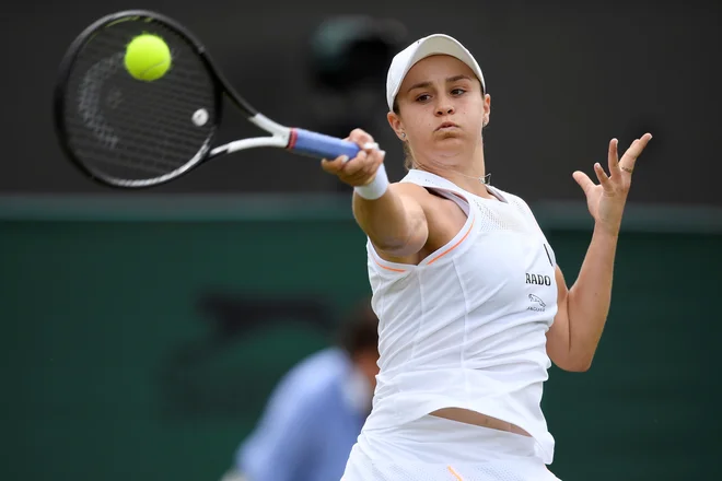 Ashleigh Barty (na fotografiji med nastopom leta 2019) se v&nbsp;All England Lawn Tennis &amp; Croquet Club v Wimbledonu vrača kot prva nosilka. FOTO: Toby Melville/Reuters