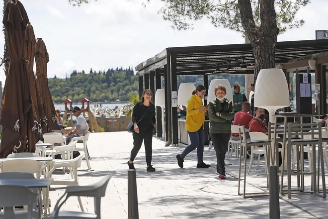 Na kateri točki smo začeli misliti, da smo središče sveta, punčica v očesu vesolja, ki sveti samo za nas. Fotografija je simbolična. FOTO: Leon Vidic/Delo