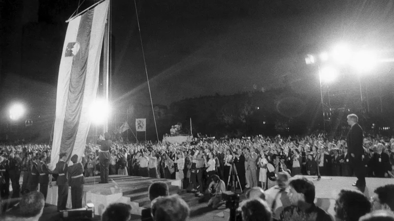 Fotografija: Vse poti so 26. junija 1991 vodile na večerno slovesnost pred parlamentom.
FOTO: Dokumentacija Dela