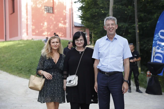 Z leve: Dolores Podbevšek, vodja trženja naklad, Nataša Luša, direktorica, in Andrej Kren, direktor družbe Delo FOTO: Leon Vidic/Delo
