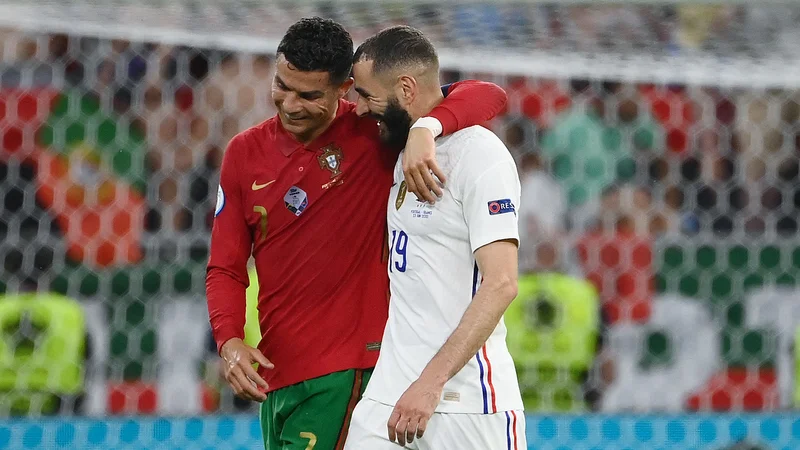 Fotografija: Cristiano Ronaldo in Karim Benzema sta se razšla s prijateljskim izidom 2:2. FOTO: Franck Fife/AFP