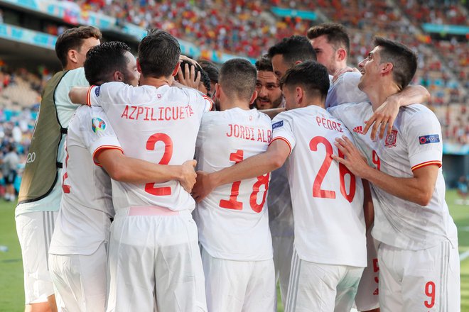 Španci so se takole veselil prve zmage na tem evropskem prvenstvu. FOTO: Jose Manuel Vidal/AFP