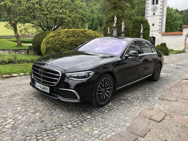 Novi mercedes razreda S v podaljšani različici je zapeljal na slovenske ceste. FOTO: Aljaž Vrabec