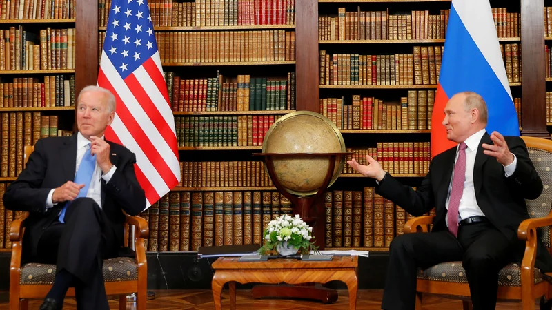 Fotografija: Bidnova Amerika na novo gradi mostove z zavezniki, ki jih je podiral Donald Trump, Rusija pa z novo ustavo, ki nepredvidljivemu Putinu omogoča tako rekoč dosmrtno vladavino, vztraja pri konfrontaciji z Zahodom. FOTO: Denis Balibouse/Reuters