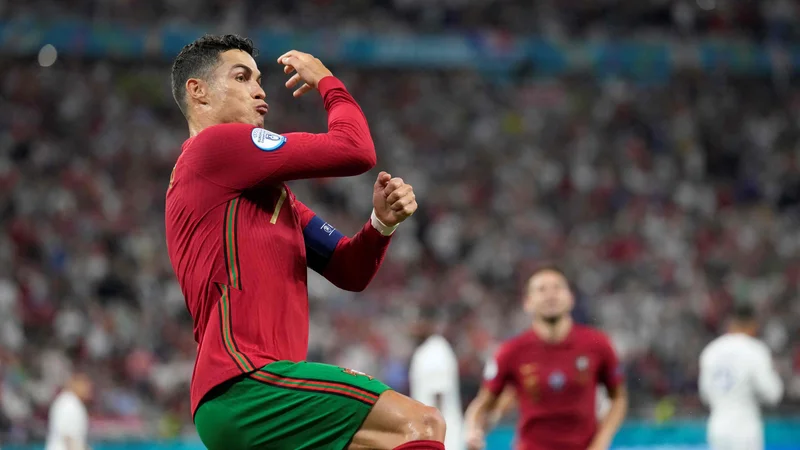 Fotografija: Cristiano Ronaldo je bil v razprodani Areni Ferenc Puskás spet osrednji junak portugalskega moštva. Foto Darko Bandić/AFP