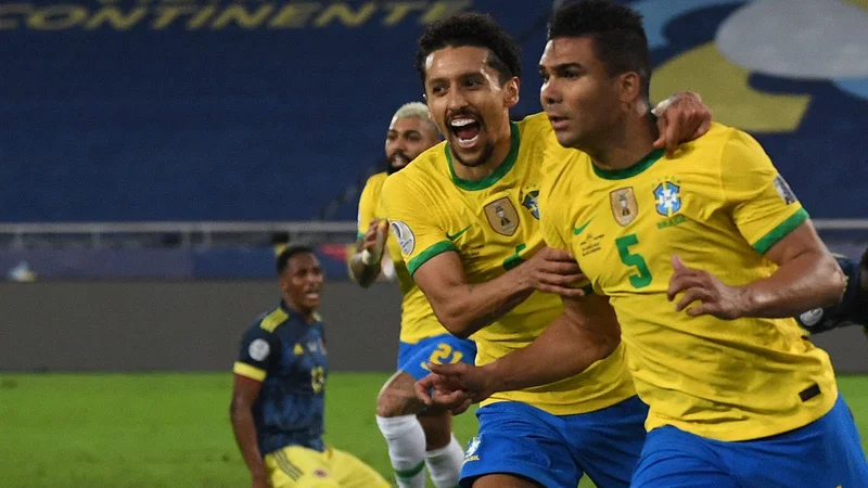 Fotografija: Casemiro (na fotografiji desno) in Marquinhos proslavljata po zmagovitem golu na štadionu Niltona Santosa v Rio de Janeiru. FOTO: Carl De Souza/AFP
