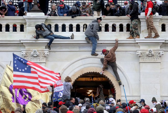 Trumpovi privrženci so 6. januarja vdrli v ameriški kongres v prestolnici Washington. FOTO: Leah Millis/Reuters