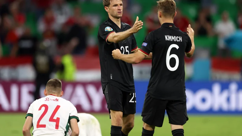 Fotografija: Thomas Müller in Joshua Kimmich proslavljata ob razočaranemu Szabolcsu Schönu. FOTO: Alexander Hassenstein/Reuters