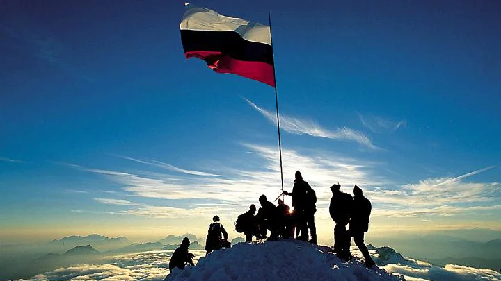 Fotografija: Trobojnica na Triglavu na dan osamosvojitve FOTO: Joco Žnidaršič