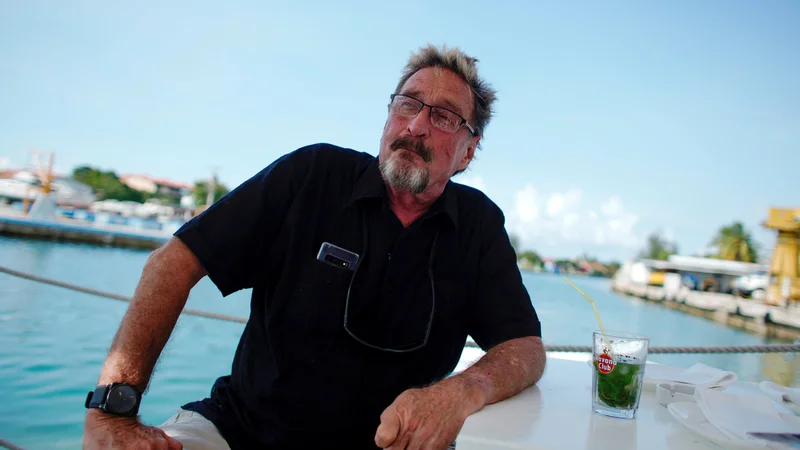 Fotografija: John McAfee med intervjujem v Havani leta 2019. FOTO: Alexandre Meneghini/Reuters