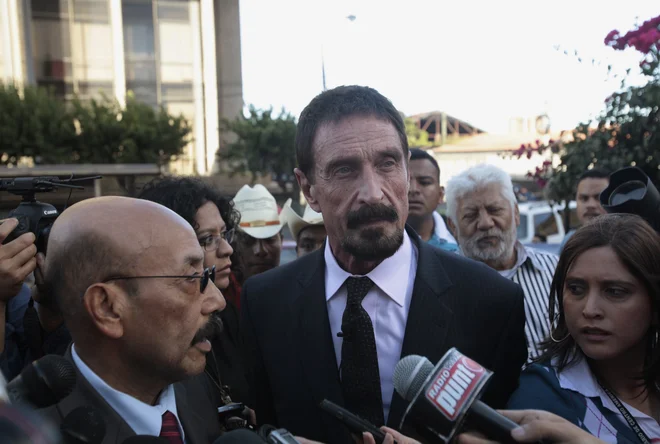 John Mcafee z odvetnikom na novinarski konferenci pred sodiščem v Gvatemali. FOTO: Stringer/Reuters