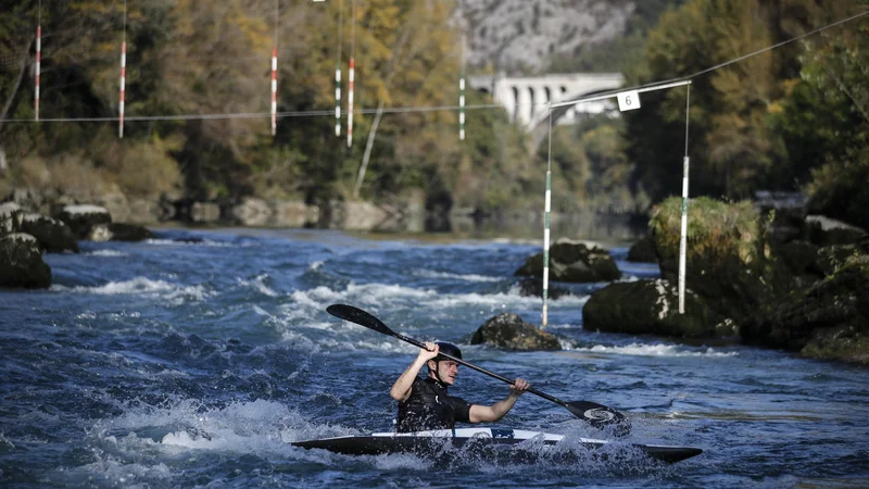Fotografija: Kajakaš na Soči v Solkanu. FOTO: Uroš Hočevar/Delo