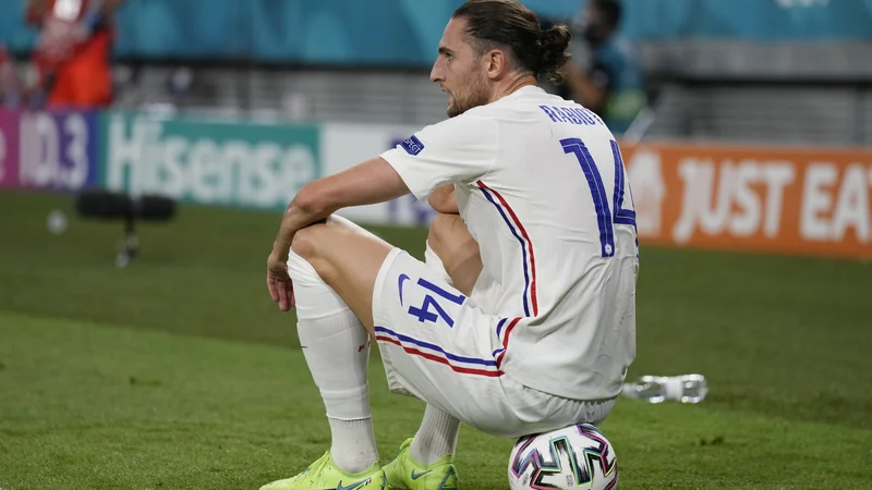 Fotografija: Francoski vezist Adrien Rabiot med tekmo s Portugalsko v Budimpešti. FOTO: Darko Bandić/Reuters