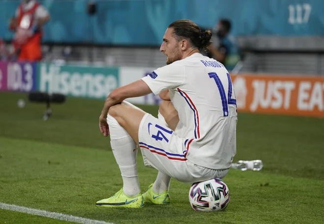 Francoski vezist Adrien Rabiot med tekmo s Portugalsko v Budimpešti. FOTO: Darko Bandić/Reuters