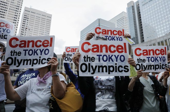 V sredo so v japonski metropoli vnovič protestirali nasprotniki izvebde olimpijskih iger v Tokiu. FOTO: Kim Kyung-hoon/Reuters