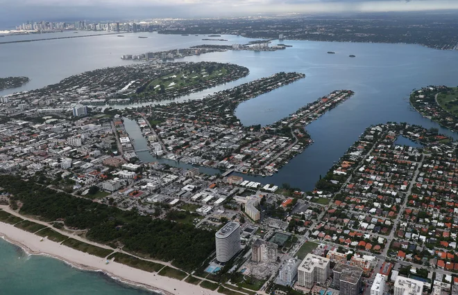 Pogled z zraka na predel Miamija Surfside, kjer stoji prizadeta stanovanjska hiša. Foto Joe Raedle/Afp