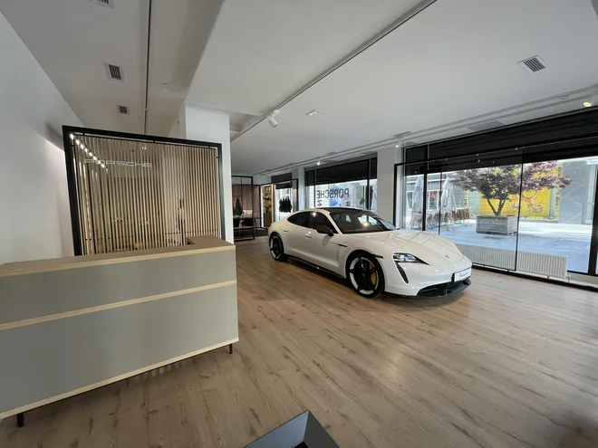 V središču Ljubljane, na vogalu Tomšičeve ulice in Slovenske ceste, so pred kratkim odprli začasno Porschejevo trgovino, kjer je trenutno razstavljen limuzinski taycan. Odprta bo do januarja 2022.<br />
FOTO: Blaž Kondža