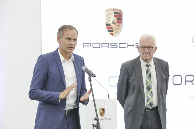 Oliver Blume (na fotografiji levo), predsednik uprave družbe Porsche in Winfried Kretschmann, premier nemške zvezne dežele Baden-Württemberg.<br />
FOTO: Porsche