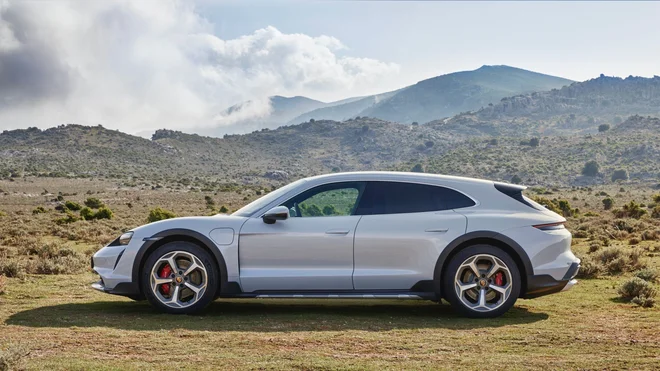 Cross turismo ima večji prtljažni prostor in prostor nad glavami zadaj od običajnega taycana.<br />
FOTO: Porsche