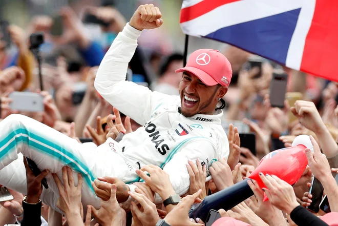 Pred dvema letoma se je Lewis Hamilton veselil zmage v Silverstonu. FOTO: Matthew Childs/Reuters