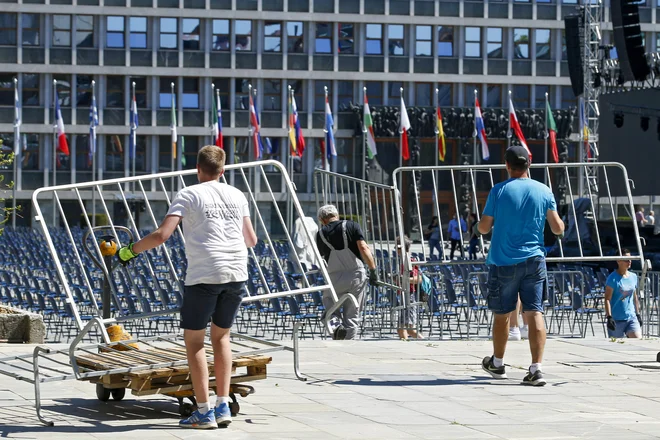 Priprave na osrednjo državno proslavo ob 30. obletnici slovenske državnosti na Trgu republike v Ljubljani. FOTO: Matej Družnik/Delo