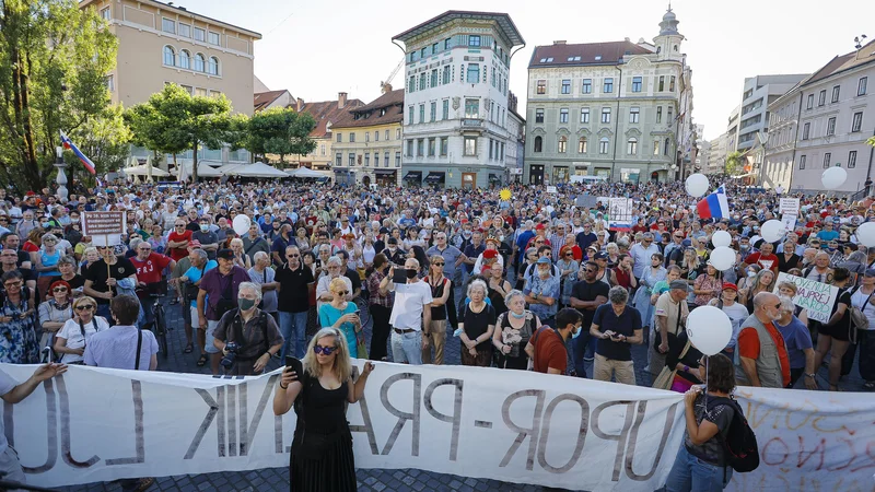 Fotografija: Množični protest proti vladi. FOTO: Jože Suhadolnik/Delo