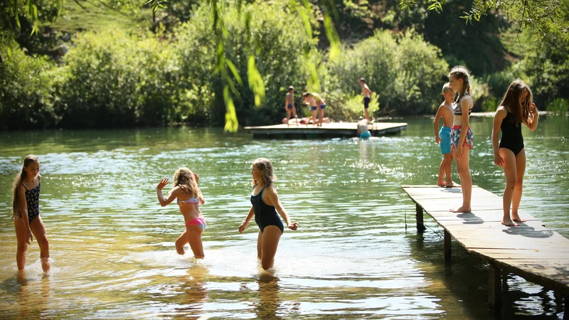 Fotografija: Krka je priljubljena med kopalci. FOTO: Jure Eržen/Delo