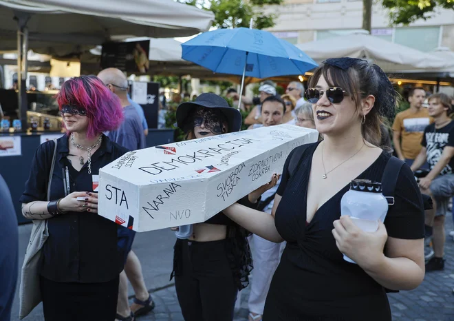 Protestniki opozarjajo na škodljive posledice Janševe vlade. FOTO: Jože Suhadolnik/Delo