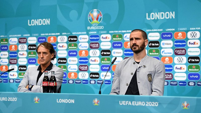 Fotografija: Italijanski selektor Roberto Mancini in branilec Leonardo Bonucci dan pred tekmo z Avstrijo. FOTO: AFP