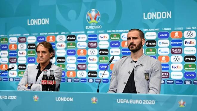 Italijanski selektor Roberto Mancini in branilec Leonardo Bonucci dan pred tekmo z Avstrijo. FOTO: AFP