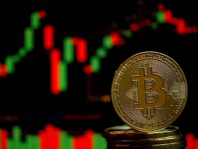 Državam bitcoin &raquo;ni všeč&laquo;, ker njegovo rudarjenje porabi preveč energije, tradicionalne vlagatelje pa moti njegova volatilnost. FOTO: Edgar Su/Reuters