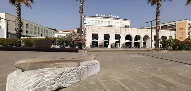 Grand Koper je na prestižni mestni lokaciji, tik ob pristanu in v pravem centru dogajanja. Foto Boris Šuligoj