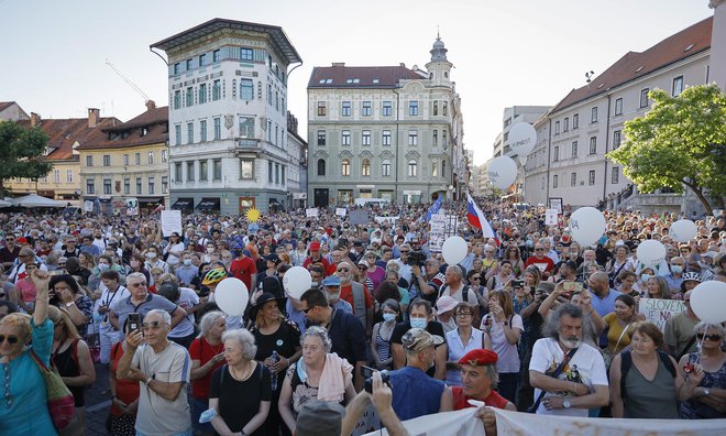Po podatkih policije se je alternativne državne proslave udeležilo devet tisoč ljudi. FOTO: Jože Suhadolnik/Delo