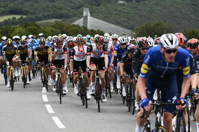 Jumbo Visme danes še nismo videli na čelu glavnine. Spredaj so vseskozi kolesarji Deceuninck Quick Stepa in Alpecin-Fenixa, za njimi pa Ineos, potem UAE. FOTO: Philippe Lopez/Afp