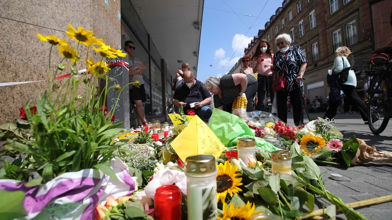 Fotografija: Ljudje so se na tragedijo v središču Würzburga odzvali s cvetjem in svečami. FOTO: Armando Babani/AFP