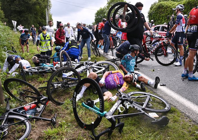 Dva huda množična padca sta zaznamovala uvodno etapo Toura. FOTO: Anne-Christine Poujoulat/Reuters